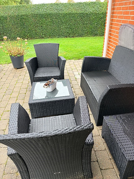 Sort loungesæt i polyrattan til terrasse med bord og stole