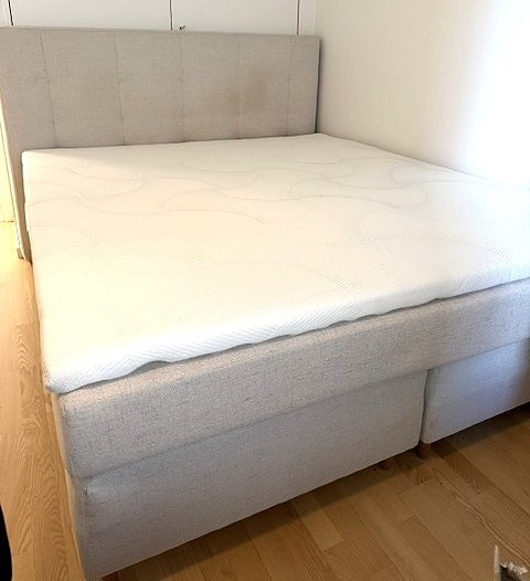 Dobbeltseng med gavl fra Bedre Nætter, beige, fin stand.