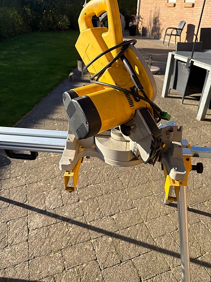 DeWalt kap-/geringssav med stativ