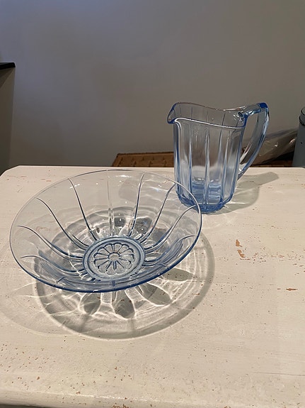 Kande og skål i blå presset glas