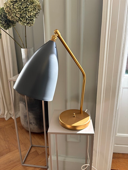 Gubi Greta Grossman bordlampe grå messing