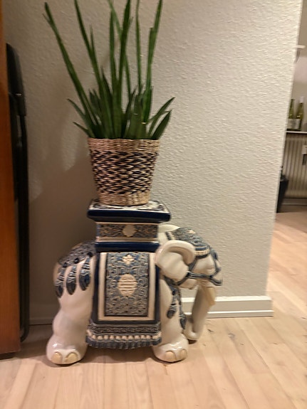 Keramik elefant skammel / plantebord blå og hvid
