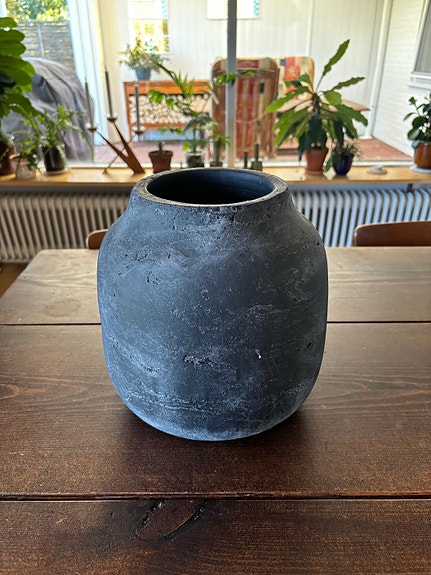 Krukke i mørkegrå terracotta med patineret overflade