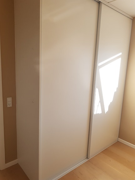 2 stk. Bauhaus skydedøre inkl. skinner + gratis endeplade og spånplader