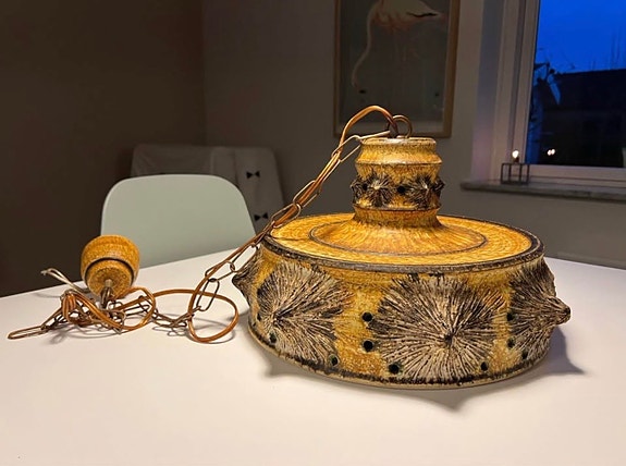 Hellerøe keramiklampe med signatur.