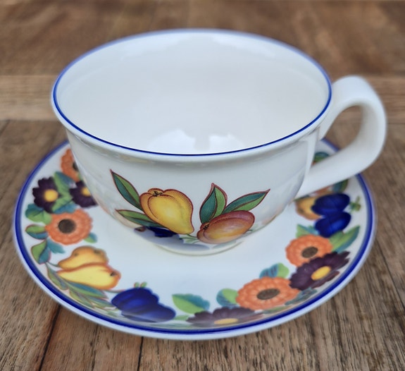 Royal Copenhagen Golden Summer kop med underkop hvid med frugtmotiv