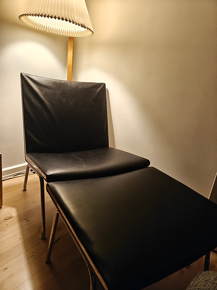 Hans J. Wegner AP-40 loungestol & skammel