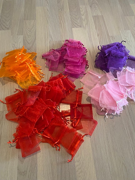 Fine, små gaveposer af organza i smukke farver