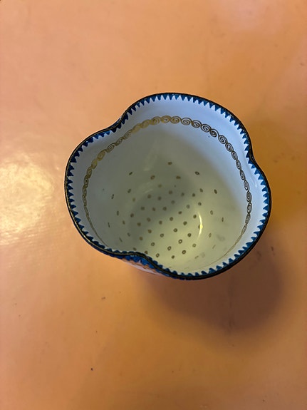 Håndmalet østrigsk porcelænskop med gulddekoration
