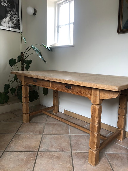 Smukt langbord i massivt træ