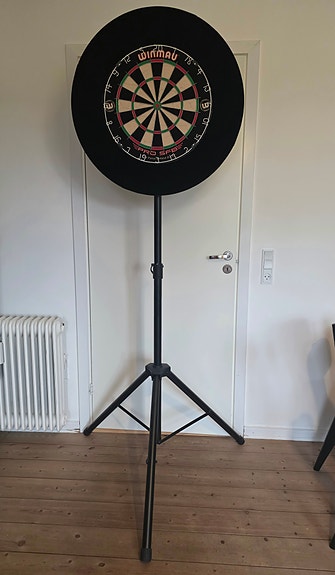 Winmau Pro SFB dartskive på stativ med måtte og pile