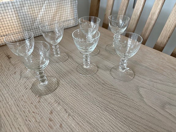 små glas / snapseglas med mønster (sælges samlet)