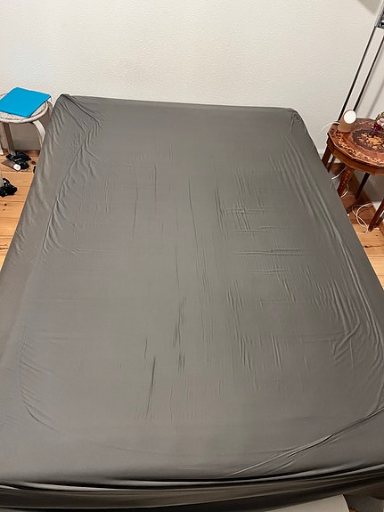 IKEA seng med ben 140x200 grå
