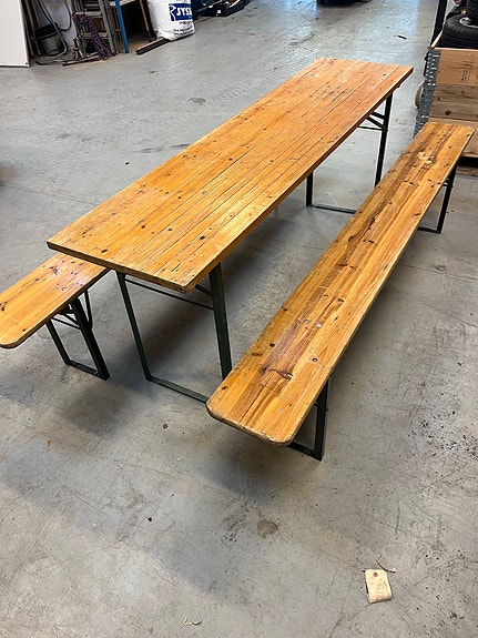 7 x bord og 16 x bænke