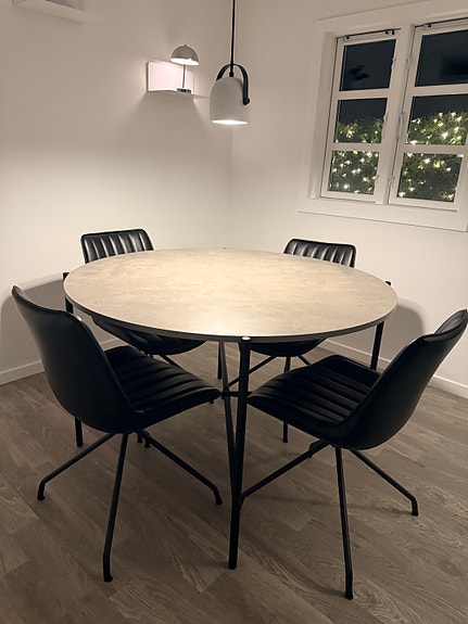 Spisebord sæt 4 stole med drejefunktion i kunstlæder