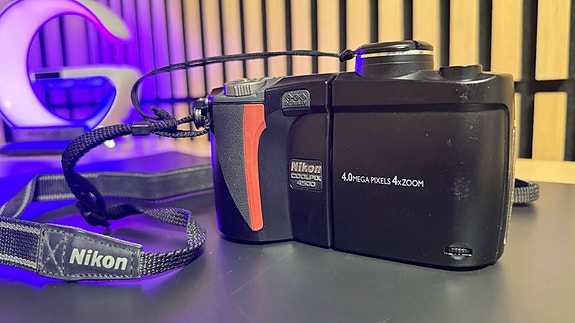 Nikon Coolpix 4500 – Klassisk vintage digitalkamera med tilbehør