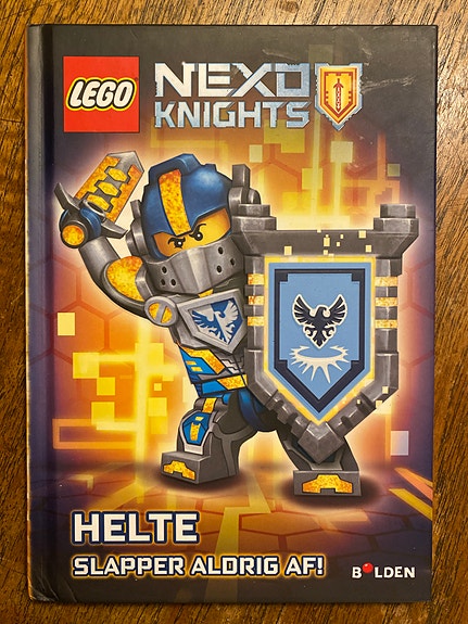 Lego Nexo Knights Helte slapper aldrig af! af John Derevlany og Mark Hoffmeier
