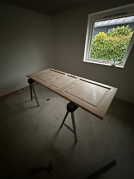 Eksklusivt dansk designbord i rå nordisk æstetik – limited edition