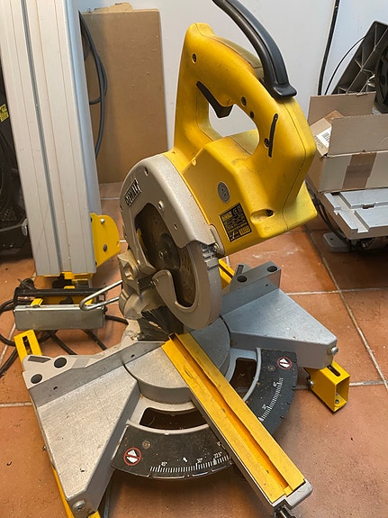 DeWalt kap-/geringssav med stander