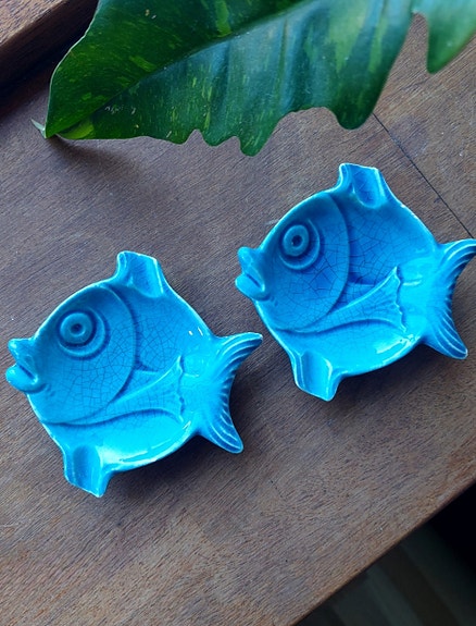 2 små keramikskåle formet som fisk i turkis glasur (10,5 x 10 cm)
