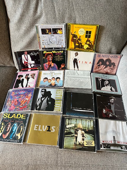 Samling musik CD’er – Elvis, Santana, Chuck Berry, The Beach Boys m.fl.