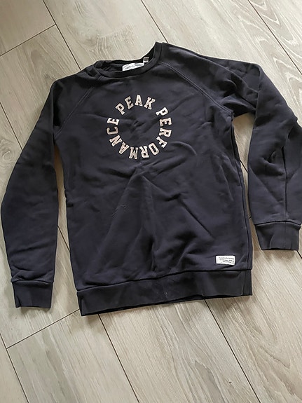 mørkeblå sweatshirt med print PEAK PERFORMENCE STR 150