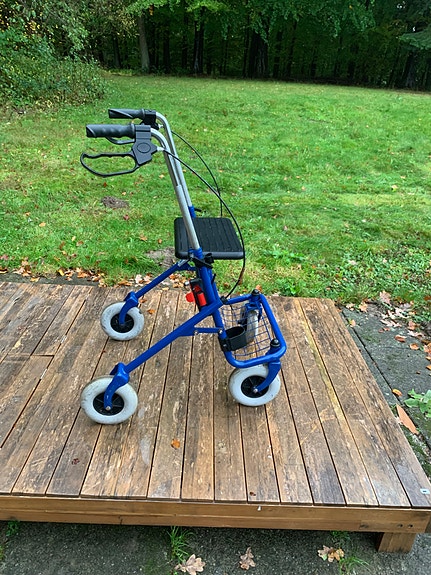 Blå rollator med kurv og sæde