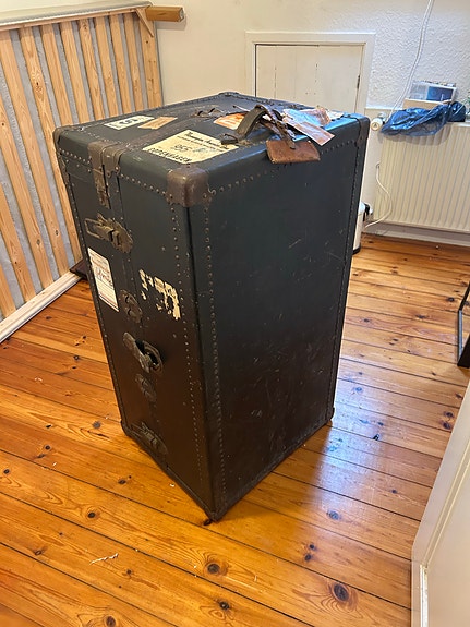 Vintage rejsekuffert / sømandskiste i metal, sort