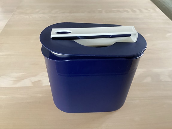 Tupperware blå isspand, beholder med låg.