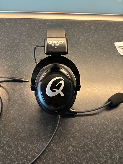QPAD gaming headset med mikrofon sort