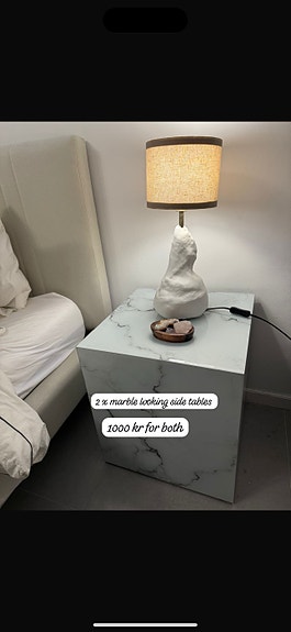 2 sideborde / sengeborde i hvidt marmorlook