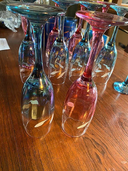 Farvede champagneglas med mønster