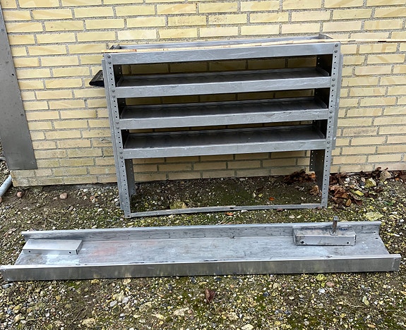 Bilindretning eller en reol til værksted.
