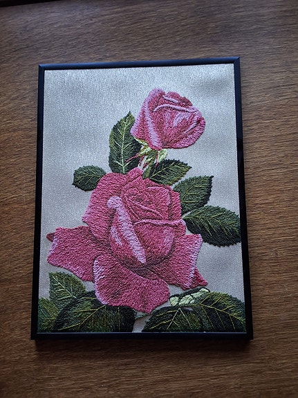SILKEBRODERI, Roser, monteret i ramme. 30x40 cm. Fin stand.