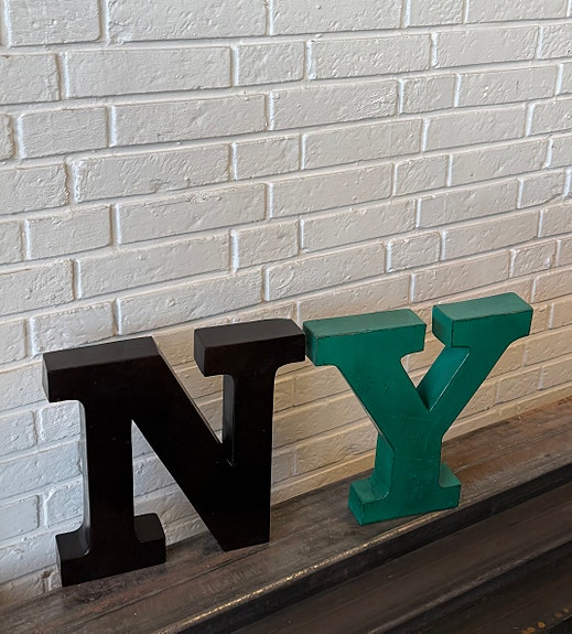 Industri vintage look - Brunt og grønt metalbogstav N og Y (NY)