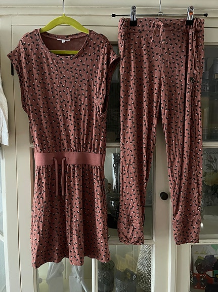 POMPdeLUX kjole og leggings str 128 rød pige