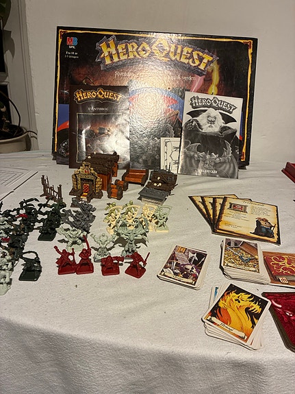 HeroQuest brætspil med figurer og kort