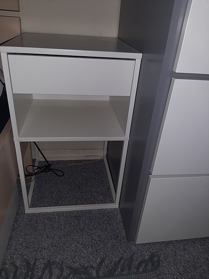 Pænt sengebord fra Ikea