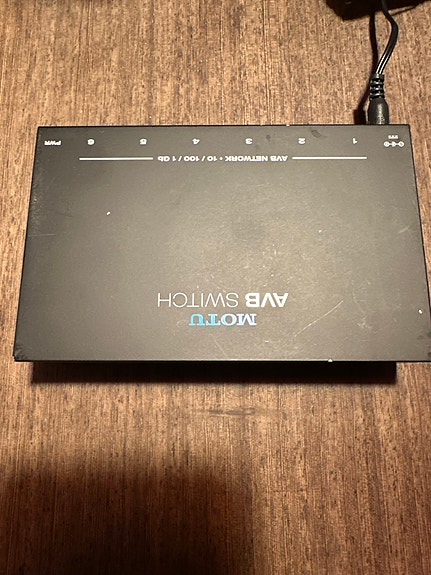 1 - Motu AVB Switch netværksswitch 5-ports sort