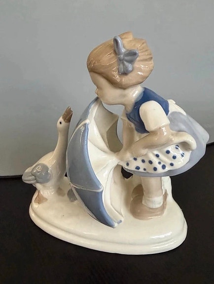 Porcelænsfigur pige med gås og paraply blå/hvid