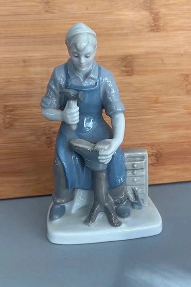 Porcelænsfigur skomager i blå og grå