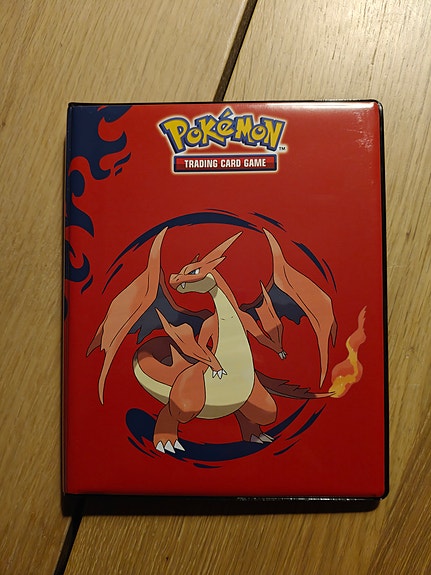 Pokemon mappe med kort i