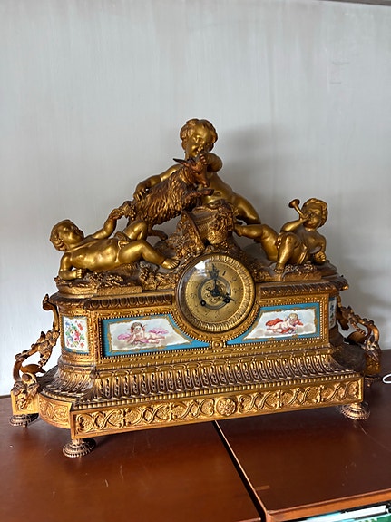 Antik fransk cloisonne i forgyldt bronze med putti og porcelænsplader
