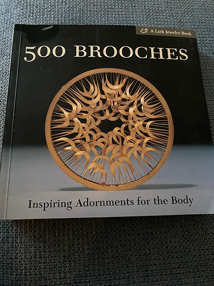 500 BROCHES, bog, Inspiring Adornments for the Body