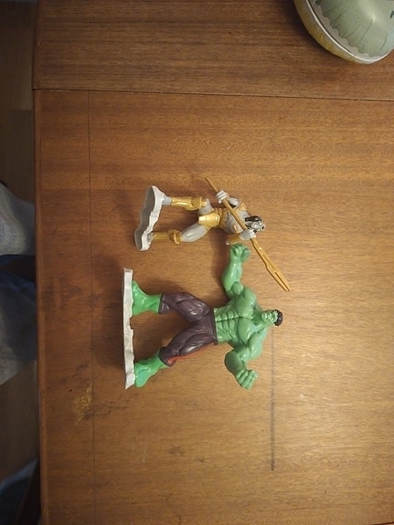 Marvel Hulk og figur med spyd