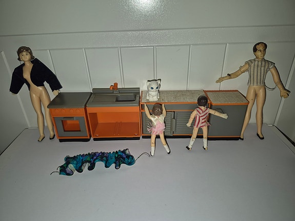 Lundby dukkehus køkken med dukker og tilbehør, ska repareres