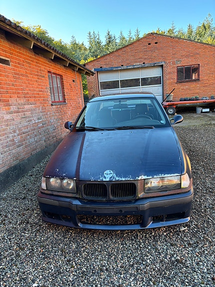 BMW 323i