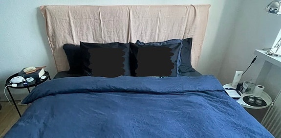 2 Ikea natborde, et sort og et hvid