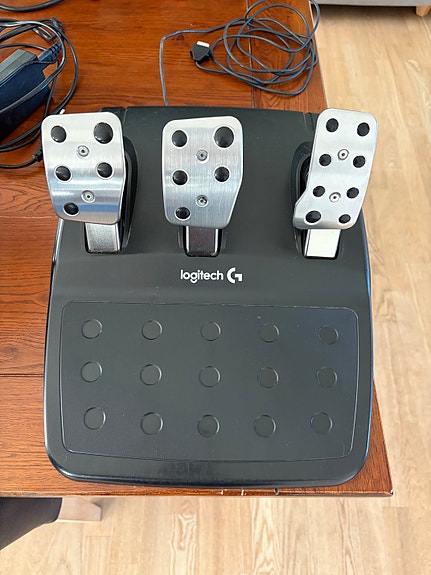 Logitech G racerrat og pedaler til gaming