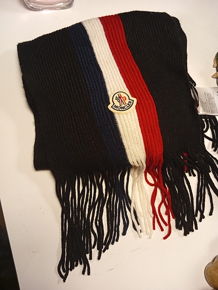 Nyt Moncler Halstørklæde klæde nypris 2875! Sælges for 1200kr vejle